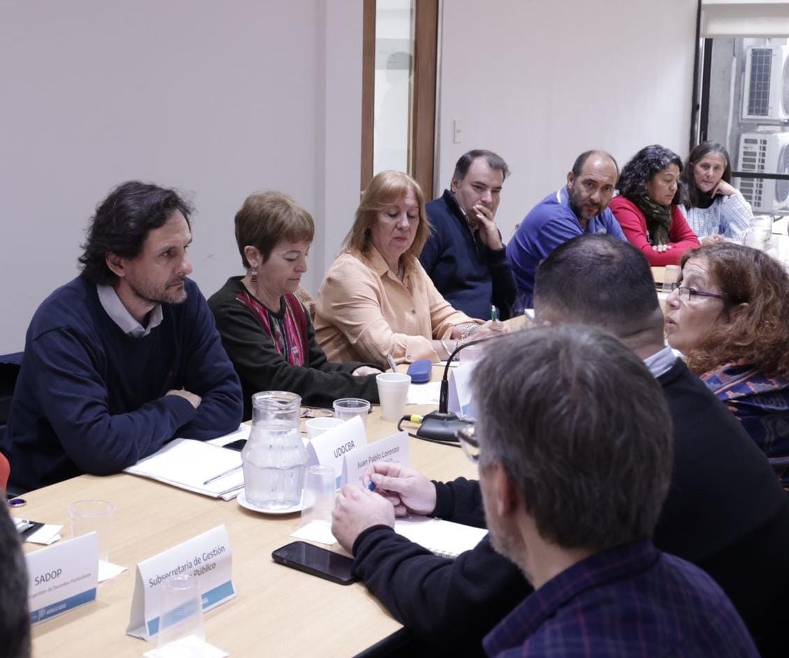 SUTEBAProvincia's tweet photo. 📝 HISTÓRICO: EL PRIMER CONVENIO COLECTIVO DE TRABAJO PARA LA DOCENCIA BONAERENSE 📝

Hoy fue un día histórico para lxs Trabajadorxs de la Educación 🙌🏼 Se realizó en el ámbito del Ministerio de Trabajo, en el marco de la Paritaria Docente, la primera reunión de la Comisión Técnica de Relaciones Laborales para dar inicio al debate del primer Convenio Colectivo de Trabajo para la docencia bonaerense 📄

📌 Desde el SUTEBA y los sindicatos del Frente de Unidad Docente Bonaerense (FUDB) se expusieron premisas básicas, en base a las cuales se estableció una agenda de trabajo conjunto.

💬 Expresamos que el Estatuto del Docente es el piso de derechos, así como el conjunto de Acuerdos Paritarios ya suscriptos, y a partir de allí se abordarán nuevos avances.

👩🏻‍🏫 Estuvieron presentes las delegadas paritarias María Laura Torre y Marcela Escobar, Secretaria General Adjunta y Secretaria Gremial del SUTEBA, y la asesora legal Graciela Pauloni.