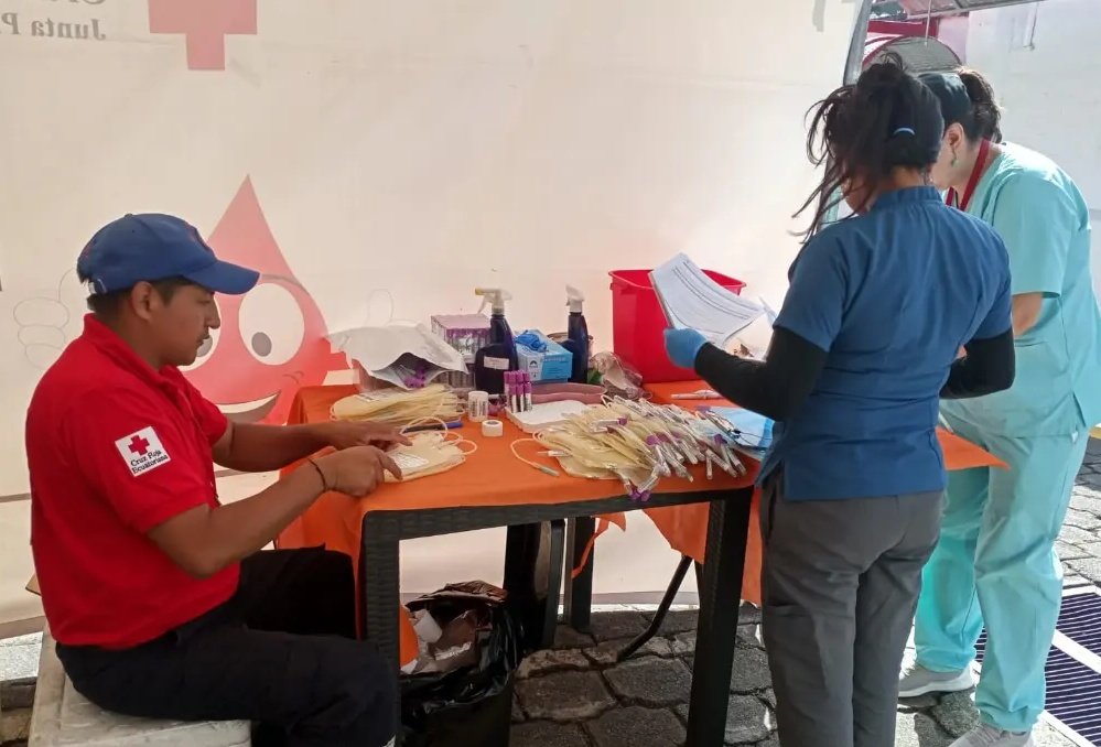 CruzPichincha's tweet photo. ¡Donar sangre es donar vida ❤! Agradecemos a todos los colaboradores de #Confiteca por unirse a nuestra colecta que ayudará a salvar la vida de muchas personas 😉👍🏻. #CruzRojaPichincha 💪🏻⛑ https://t.co/6eYAhnQFQ2