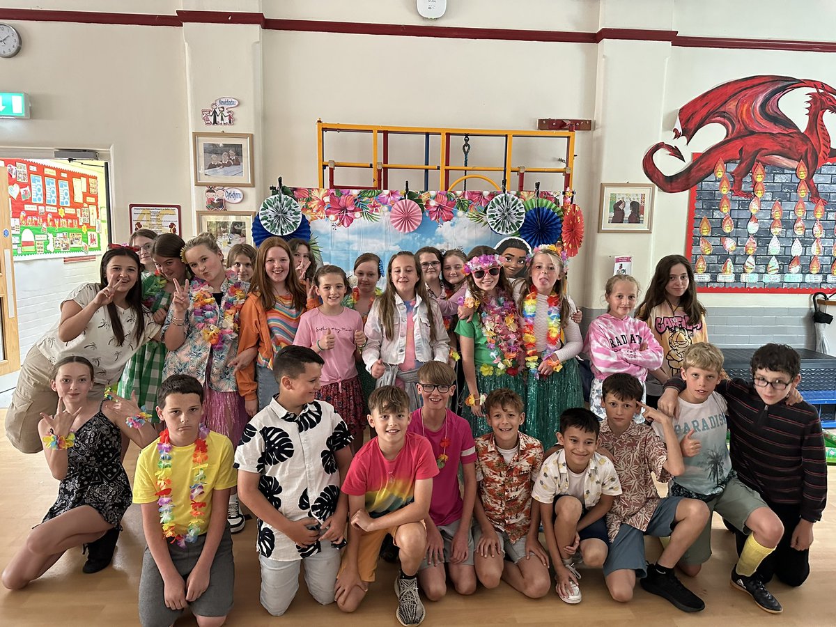 ysgolbroallta's tweet image. Hwyl yn ein parti haf/ having fun in our school party 😎🌺☀️#pwllglo