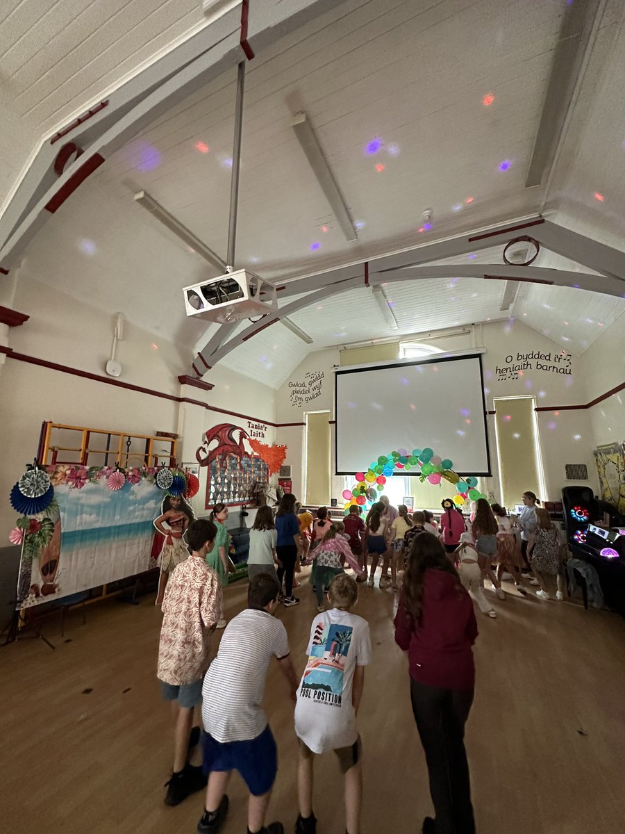 ysgolbroallta's tweet image. Hwyl yn ein parti haf/ having fun in our school party 😎🌺☀️#pwllglo