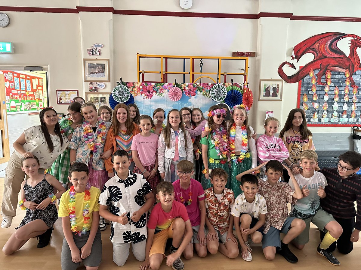 ysgolbroallta's tweet image. Hwyl yn ein parti haf/ having fun in our school party 😎🌺☀️#pwllglo