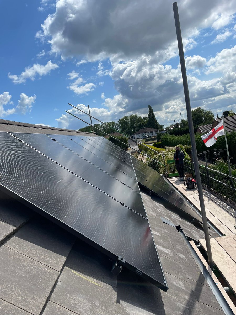 danlecElec's tweet photo. Our solar team have been working on a great local project today in Blyth, Worksop 😊

They’ve installed 17x all black mono panels with a 6kW Growatt Inverters and 9.9KwH of battery storage ♻️

All installed and ready for our client to start saving on their bills straight away. https://t.co/ZzlHM8B3AT