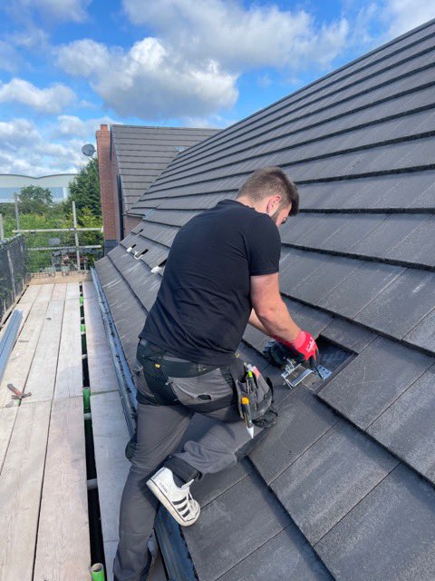 danlecElec's tweet photo. Our solar team have been working on a great local project today in Blyth, Worksop 😊

They’ve installed 17x all black mono panels with a 6kW Growatt Inverters and 9.9KwH of battery storage ♻️

All installed and ready for our client to start saving on their bills straight away. https://t.co/ZzlHM8B3AT