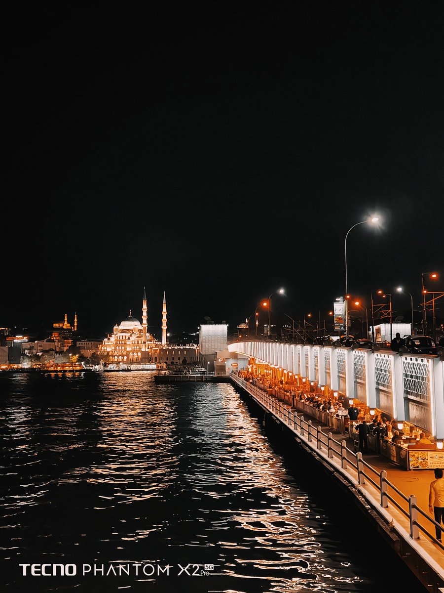 TECNO PHANTOM X2 Pro'nun sahip olduğu düşük ışıkta üstün kamera performansıyla, #İstanbul’un ışıklar altında parlayan şehir manzarasının her detayını yakalayabilirsin. 🌃📸

#TECNOPHANTOMX2Serisi
#TECNOxKenan
#DünyanınİlkTeleskobikPortreLensi