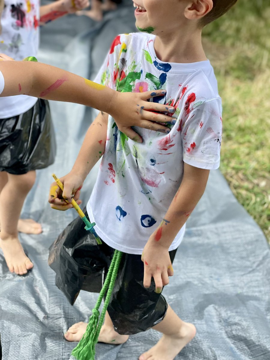 #Ecole #Maternelle #artsvisuels #expoidéale # Dernière séance avec les gs pour clôturer cette année . Et si on peignait des tee-shirts en binôme !
Une explosion de gestes graphiques , de couleurs, de traces ! Quel bonheur pour tous !