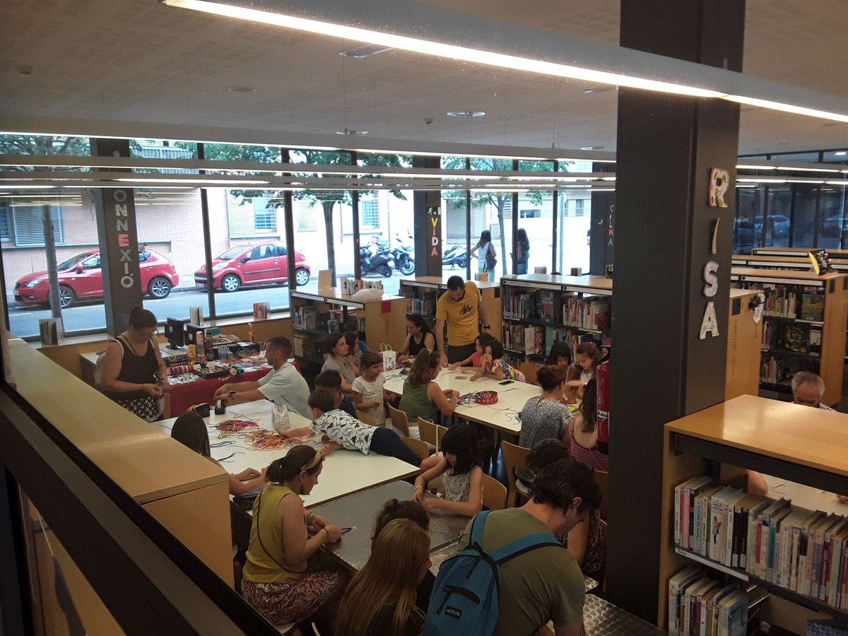 Ahir a la tarda, en el taller solidari de polseres Candela, es van recaptar 139€ i es van fer un centenar de polseres gràcies a les més de trenta persones, que de forma voluntària, es van apropar a la biblioteca #MercèRodoreda. Moltes gràcies! 

#SantJoanDespí #bibliosdespí