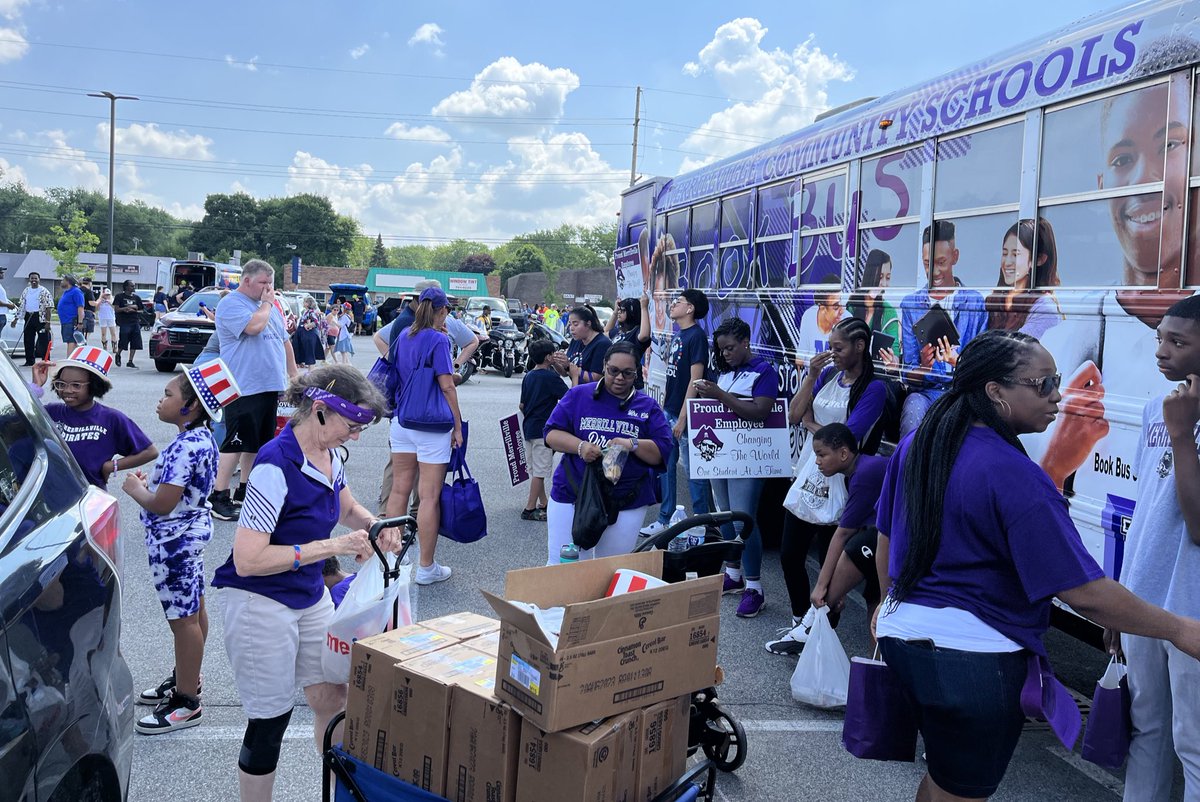 MCSCLibraries's tweet photo. We loved seeing all of our Pirate friends in the Town of Merrillville 4th of July parade! #PiratePride #MerrillvilleReads https://t.co/0e4W3Y06Jh