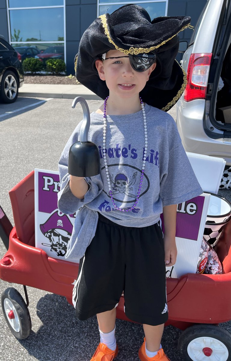 MCSCLibraries's tweet photo. We loved seeing all of our Pirate friends in the Town of Merrillville 4th of July parade! #PiratePride #MerrillvilleReads https://t.co/0e4W3Y06Jh