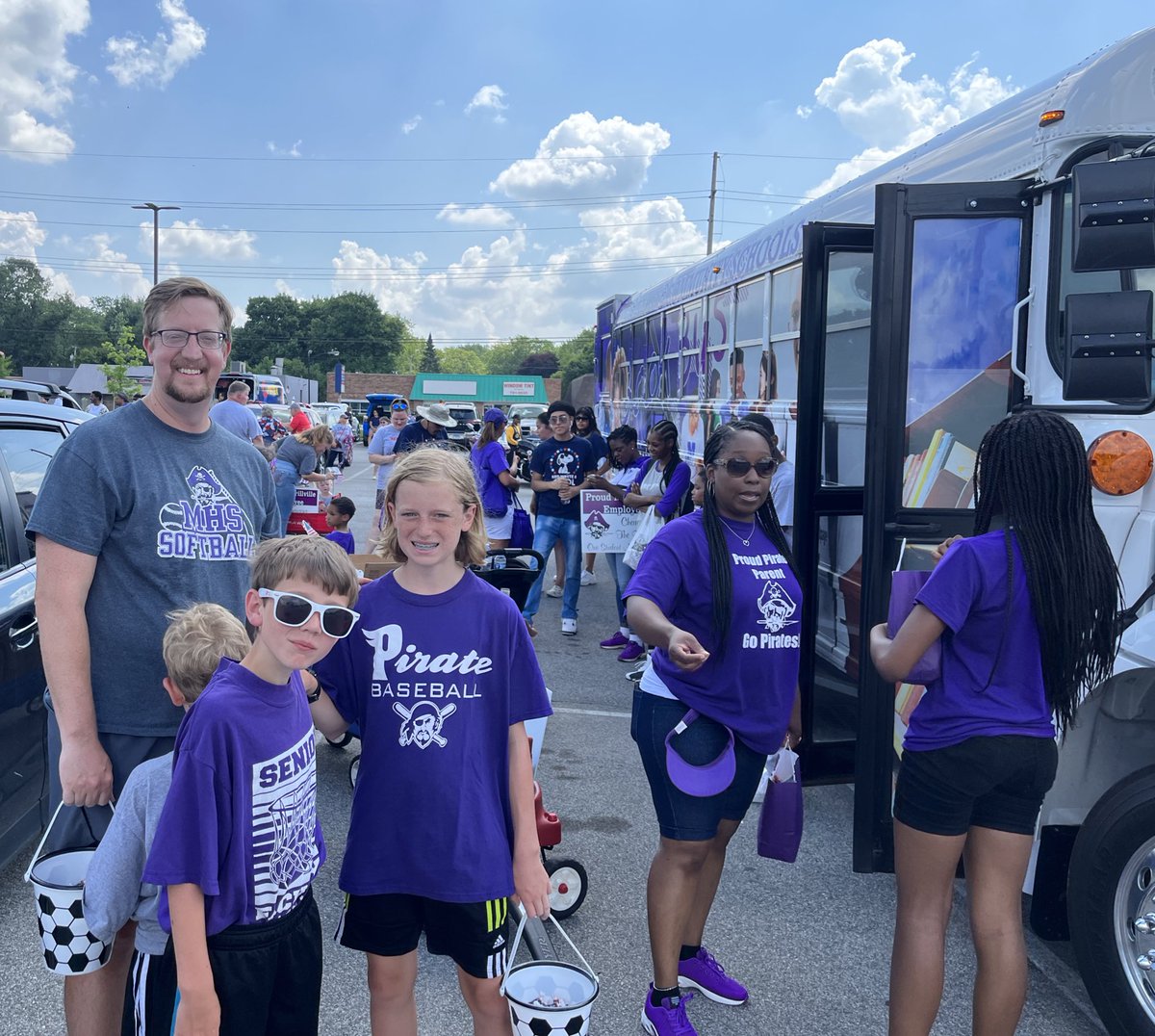 MCSCLibraries's tweet photo. We loved seeing all of our Pirate friends in the Town of Merrillville 4th of July parade! #PiratePride #MerrillvilleReads https://t.co/0e4W3Y06Jh