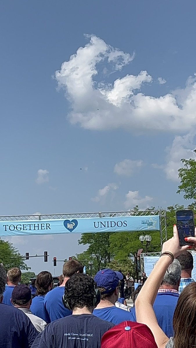 Proud to volunteer with my board president! We are proud of our community. Coming together on this solemn day of remembrance for <a href="/CityHPIL/">Highland Park, IL</a> #112Leads <a href="/NSSD112/">North Shore SD 112</a>