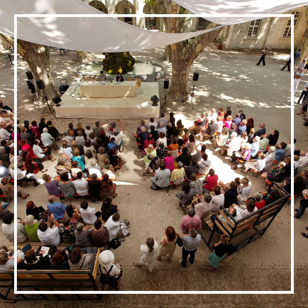 RevueEsprit's tweet photo. [@RevueEsprit partenaire du @FestivalAvignon] 
🗓 RDV le vendredi 21 juillet pour la rencontre : "Penser le projet #européen face à la #guerre", avec #JustineLacroix, #MartaGórnicka, @Th_Chopin et Emmanuelle @SaulnierCassia 
INFOS 👉 https://t.co/cGRqtGfYGw https://t.co/5kZXicLNcP