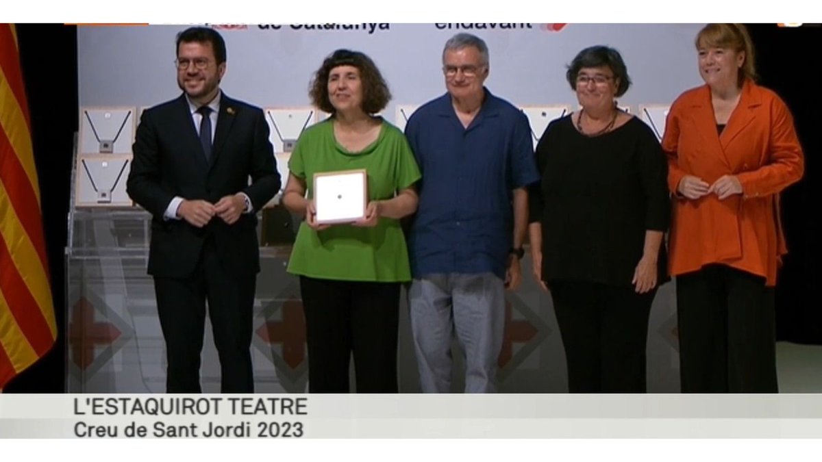 🎖️ El president del <a href="/govern/">Govern de Catalunya</a> de la Generalitat, <a href="/perearagones/">Pere Aragonès i Garcia</a>, lliura la Creu de Sant Jordi a L'Estaquirot Teatre.

L'enhorabona! 👏

🎭Un merescut reconeixement a la innovadora i distingida trajectòria dintre del món del teatre de titelles en més de 10.000 funcions en 50 anys.