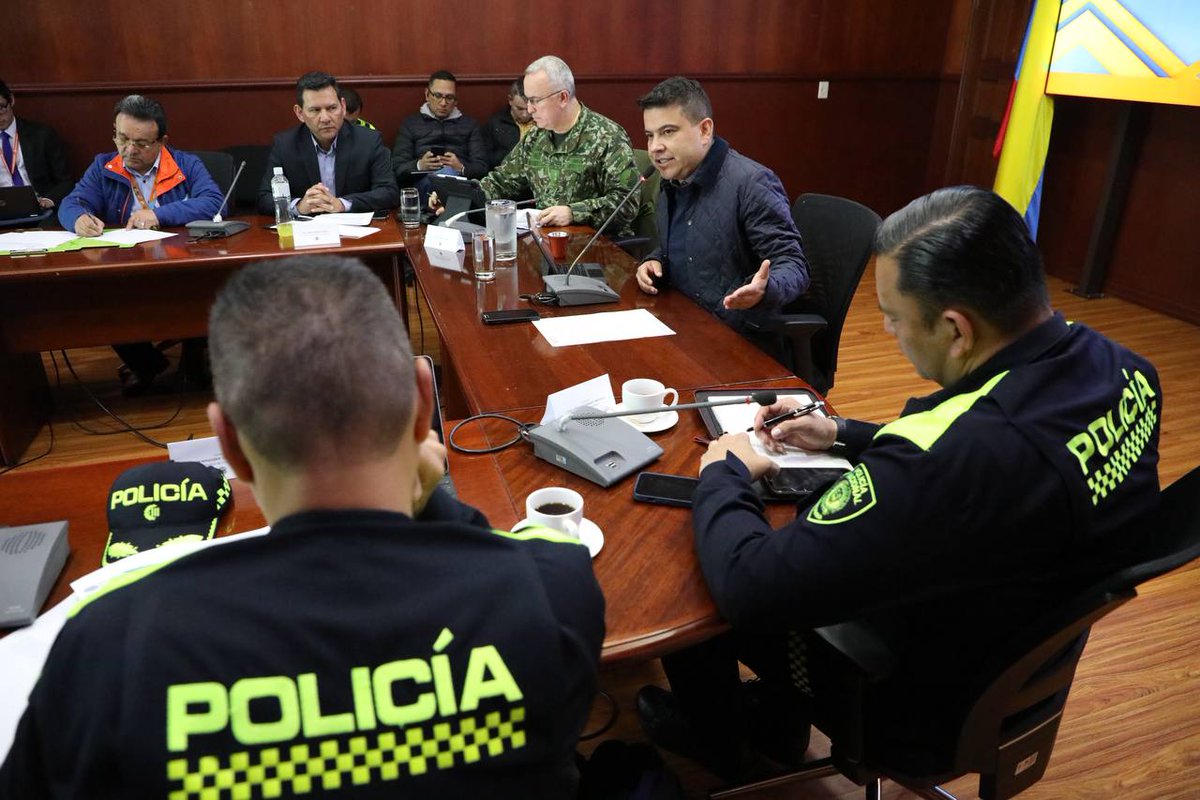 En Consejo de Seguridad de hoy <a href="/FiscaliaCol/">Fiscalía Colombia</a>, <a href="/COL_EJERCITO/">Ejército Nacional de Colombia</a> y <a href="/PoliciaColombia/">Policía de Colombia</a> ratifican que en Cundinamarca NO hay presencia de grupos armados ilegales. Los casos analizados de amenazas a algunos alcaldes provienen de la delincuencia común.