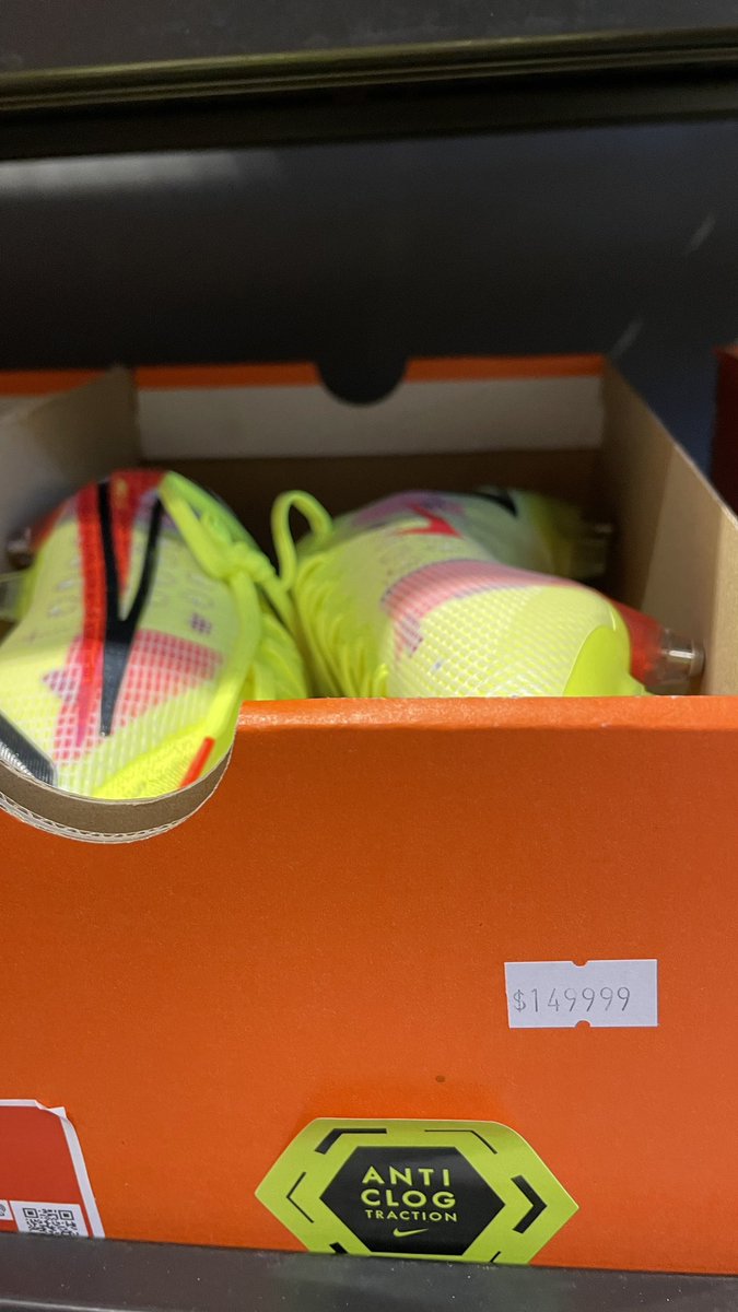 GuillermoMosca's tweet photo. “Outlet” de Distrito Arcos.
Botines Nike “Outlet” 150.000 pesos (300 dólares).
En USA 100 dólares normalmente.
“Outlet” de argentina…no lo entenderías
#outlet #distritoarcos https://t.co/w0A6AVJGCm