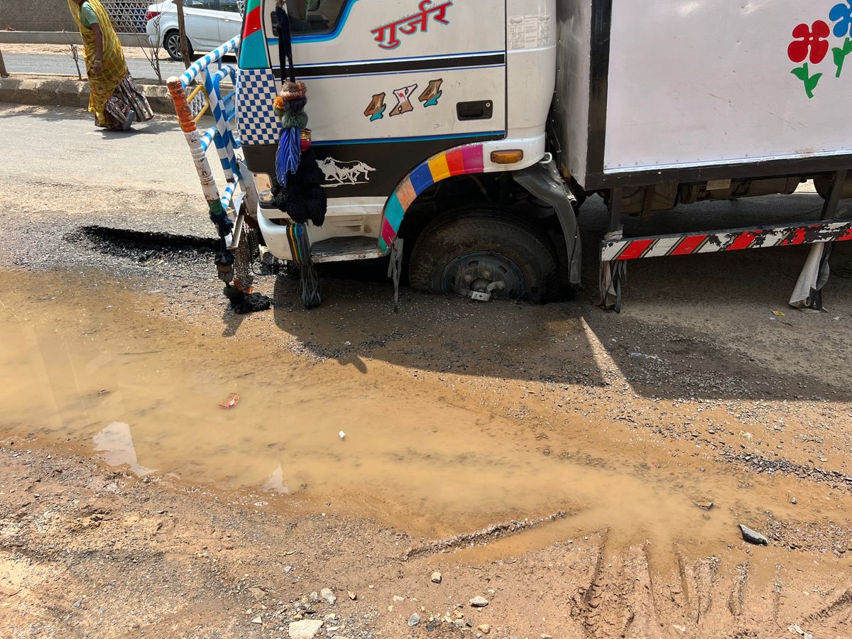 chintupharma86's tweet photo. @WARD8BJPGandhi1 
@nitin_gadkari 
@PMOIndia 
@CMOGuj

 This is the situation of WARD 8 Gandhinagar. ( NEW GANDHINAGAR )

We are waiting for development as they committed during election campaign.

Let's hope for the best asap. 
Please do the needful. https://t.co/x9pWcvnox1