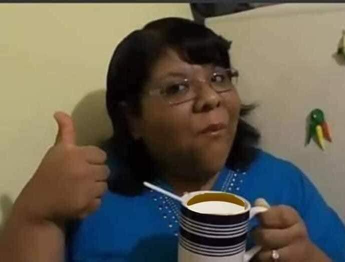 Yo tomándome mi té verde adelgazante después de haberme tragado una pizza familiar