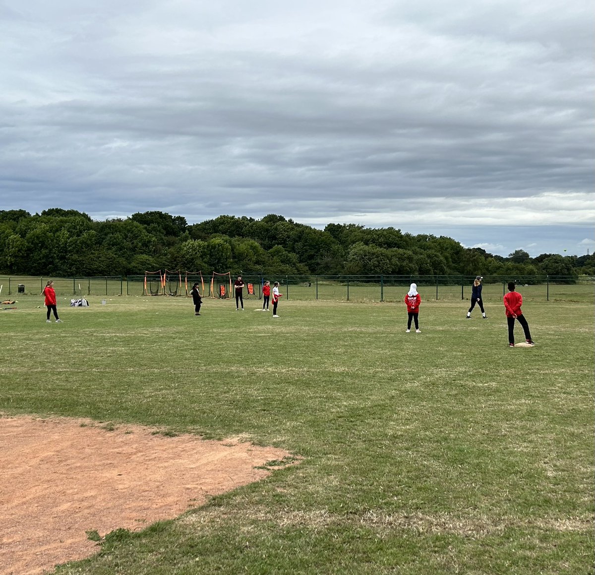 Reddings846's tweet photo. Year 5/6 had an excellent day at @DSSN42 ‘s baseball festival in partnership with @HertsBaseball 🥎🧢 https://t.co/Ft0BLFosic