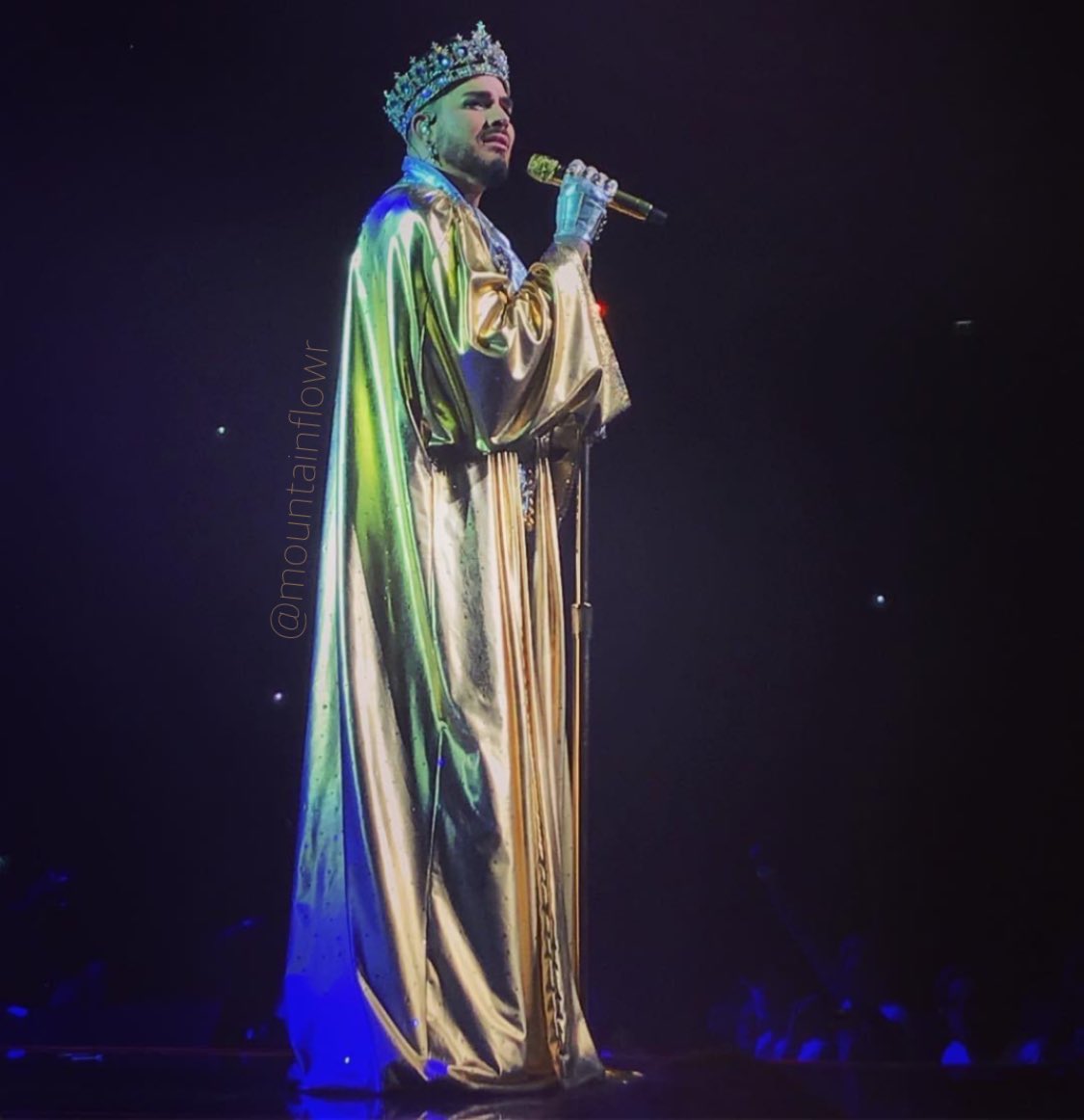 Mountainflowr's tweet photo. That time I spent the #4thofJuly in London. 😏 Saw @QueenWillRock and @adamlambert at the O2, 2018. The next day I flew to Berlin to see @PearlJam ~ What an #epicweek that was. 😍🤩 https://t.co/vTjZrSOZFi