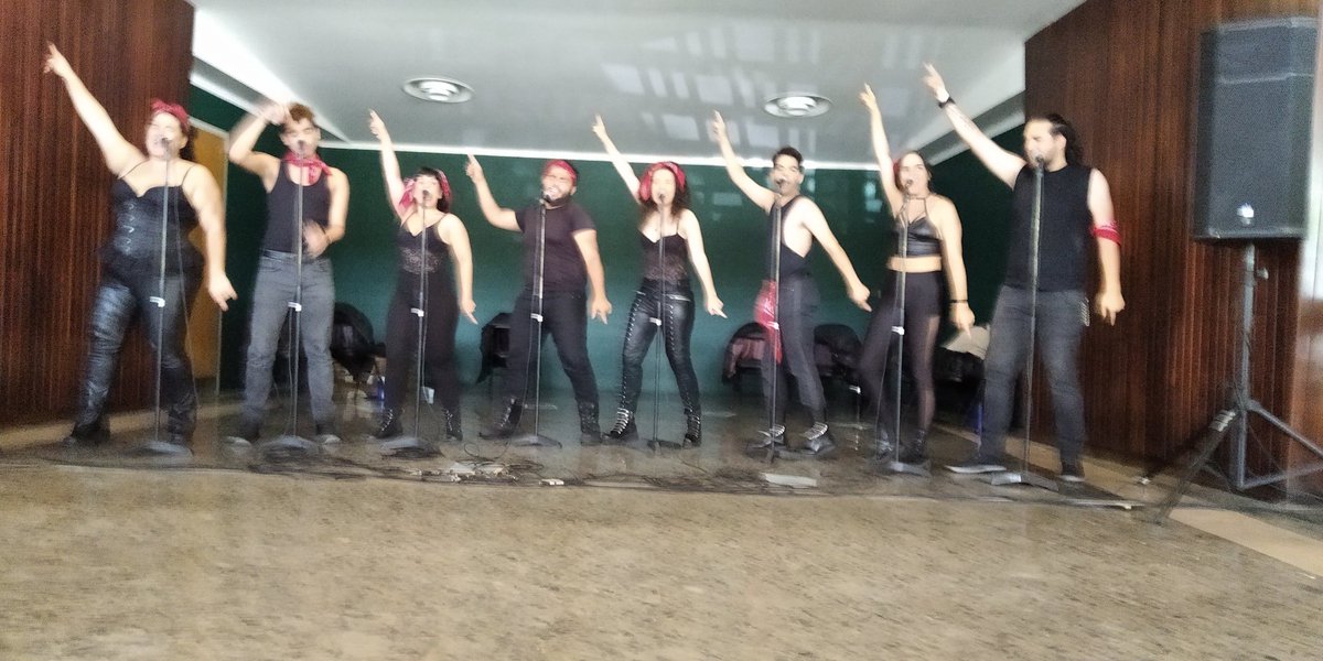 emprenderucv's tweet photo. Al cierre en la #UCV @GaleriaUCV Exposición NFT con @AmarilloArtMag y @Dayanscastaneda en acto teatral musical de (@tiemposderoadway) en pasillo Aula Magna. 

Talentos de artistas, esfuerzos de Kelly y Amarillo, hacen merecedores reconocimiento todos!

#EmprenderUCV
#NFTCommunity https://t.co/stIQMqbO3A