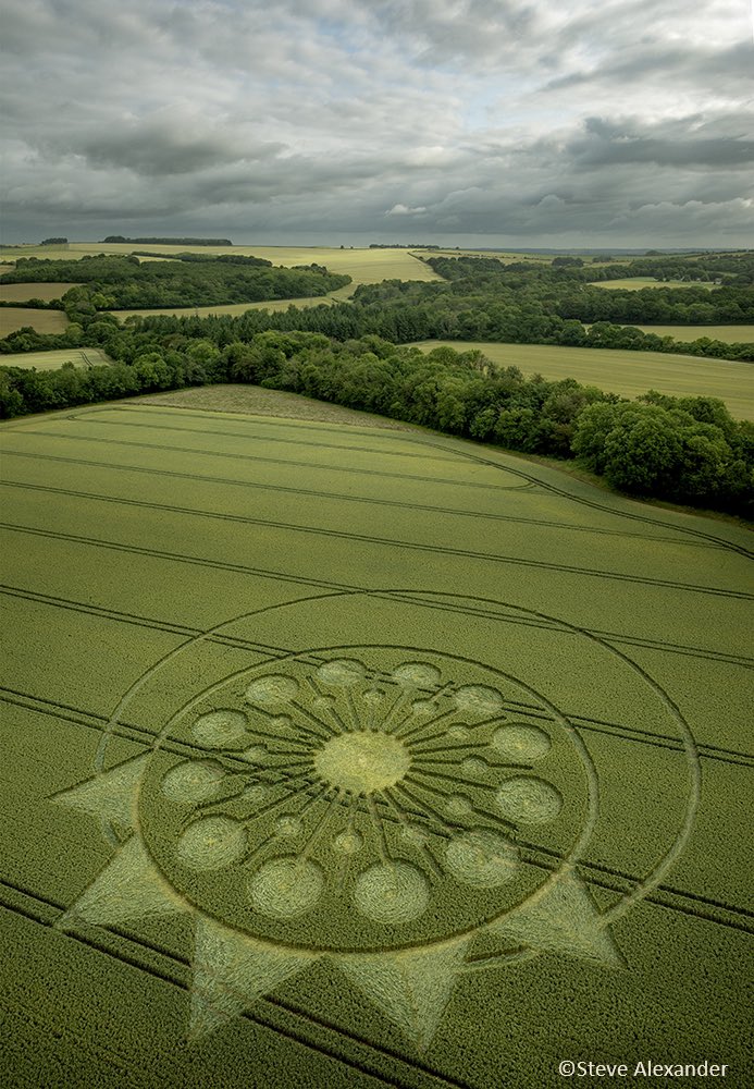 Karenalexphi's tweet photo. Took our first fight of the 2023 season yesterday. The weather was challenging to say the least, but this circle is a beauty. You can read more using the link. Looking forward to drawing it now! 

https://t.co/RR2euD8PSi https://t.co/CdQSi3Huas