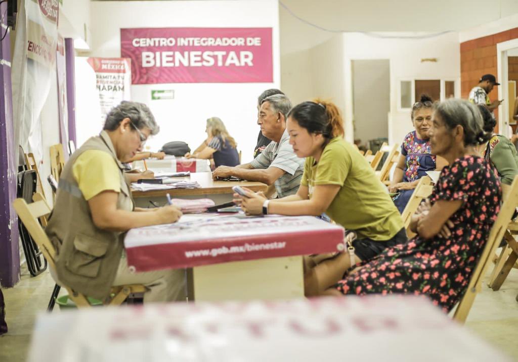 castillejoschis's tweet photo. Comienzan los depósitos bancarios para las y los beneficiarios de la #PensiónAdultoMayor y #PensiónDiscapacidad 
y del programa Niños y niñas hijos de #MadresTrabajadoras.

Del 4 al 17 julio se realizará la dispersión bancaria de acuerdo a la primera letra de su apellido. https://t.co/RLPPZ5eO3N