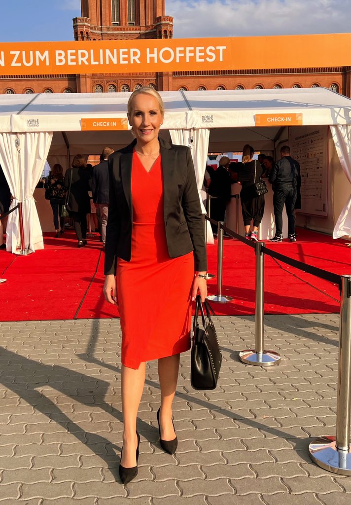 Berlin Court Festival.

Berliner Hoffest.

#Berlin #RoteRathaus  #hoffest #bürgermeister #mayor #courtfestival #entrepreneurship #networking