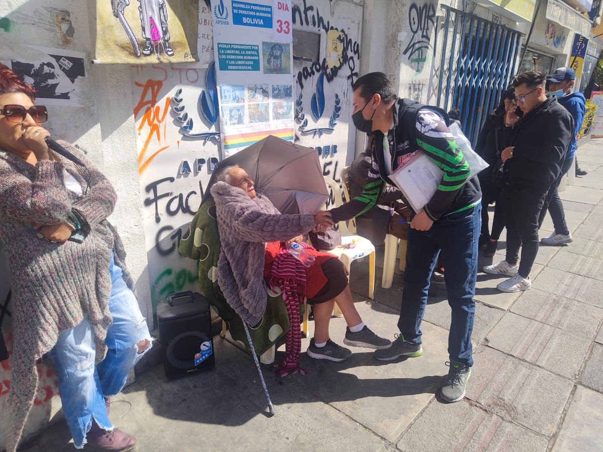 APDHB's tweet photo. María Amparo Carvajal presidenta de la Asamblea Permanente de Derechos Humanos de Bolivia recibe el apoyo de la gente. Día 33 en la vigilia por recuperar la casa de los Derechos Humanos... https://t.co/jgqW11g3ep