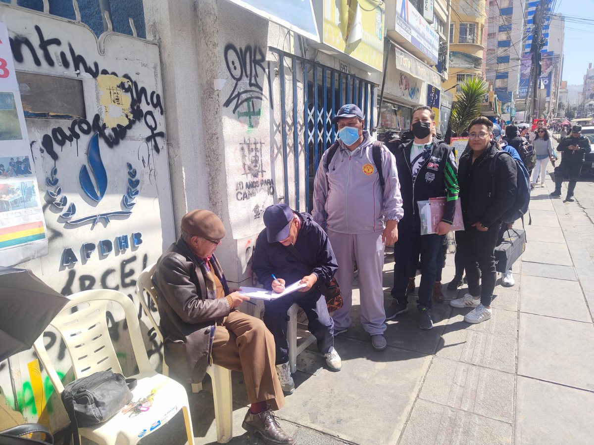 APDHB's tweet photo. María Amparo Carvajal presidenta de la Asamblea Permanente de Derechos Humanos de Bolivia recibe el apoyo de la gente. Día 33 en la vigilia por recuperar la casa de los Derechos Humanos... https://t.co/jgqW11g3ep