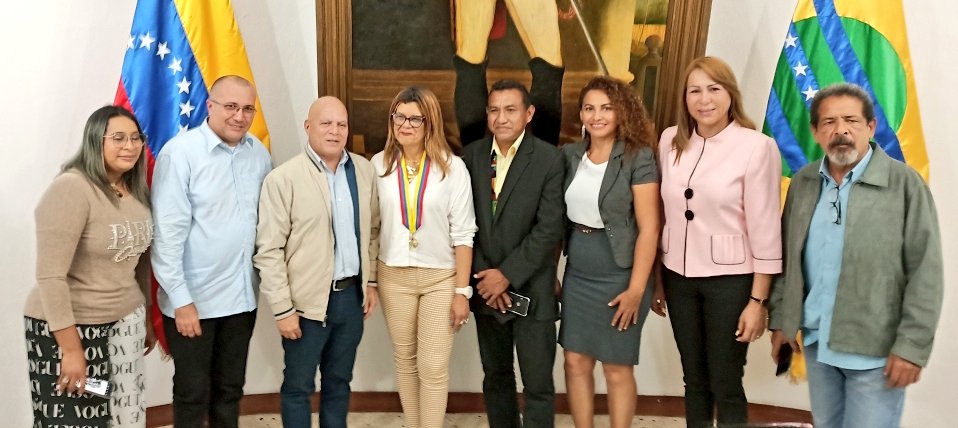 Armandobt_Psuv's tweet photo. Acompañado del Presidium @comandosergioh @ovanyaguirre @Yusleibypsuv hicimos entrega de reconocimiento de la "Estrella del Consejo Legislativo" a la Oradora de Orden 🏅 honrados de contar con su presencia, Nieves Valdez.
#PuebloConscienteYMovilizado https://t.co/Dinl5xtH2q