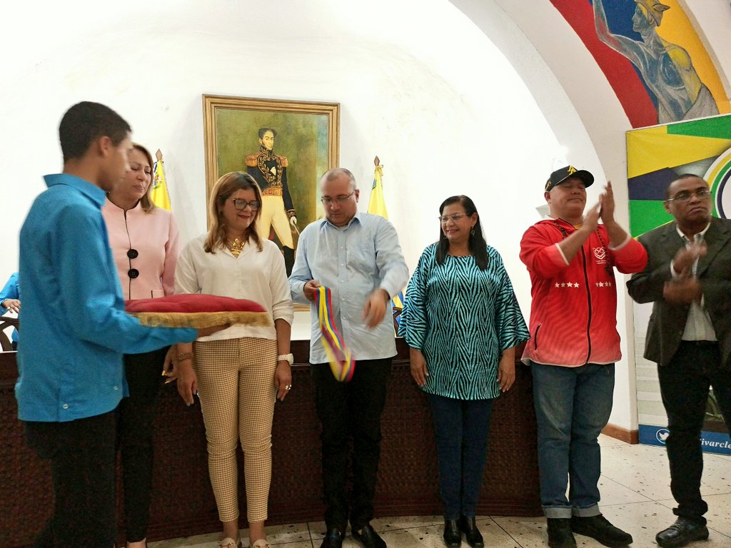 Armandobt_Psuv's tweet photo. Acompañado del Presidium @comandosergioh @ovanyaguirre @Yusleibypsuv hicimos entrega de reconocimiento de la "Estrella del Consejo Legislativo" a la Oradora de Orden 🏅 honrados de contar con su presencia, Nieves Valdez.
#PuebloConscienteYMovilizado https://t.co/Dinl5xtH2q