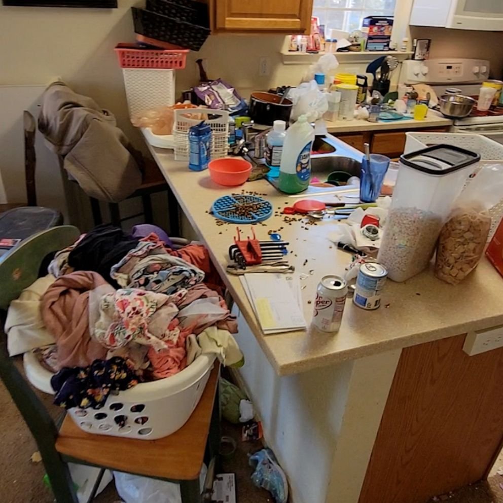 Daniellemiula's tweet photo. If you came over to your parent's home and their kitchen looked like this...
What would you do?
#caringforparents #agingparents https://t.co/De5VK7NFDq