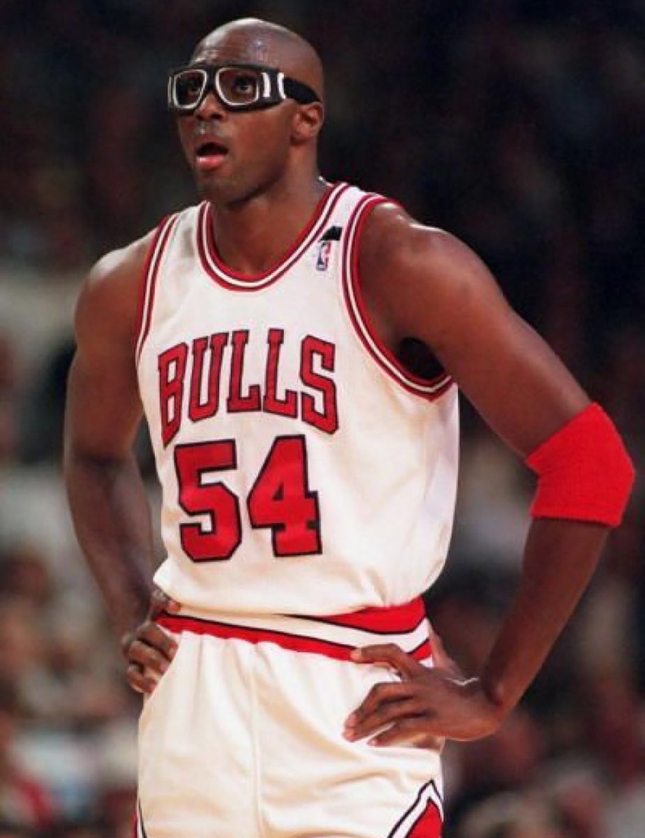 PasionBasketNBA's tweet photo. Hoy cumple 58 años Horace Grant

Ganó 4 anillos en la NBA

¿Sabias por qué usaba gafas?

Cuando era pequeño, tenía grandes problemas de visión. Años después, logró operarse y ya no necesitaba gafas. Sin embargo, continuó usándolas (sin graduar) porque muchos padres le comentaban que gracias a él sus hijos usaban gafas sin miedo a sufrir bullying en sus respectivos colegios