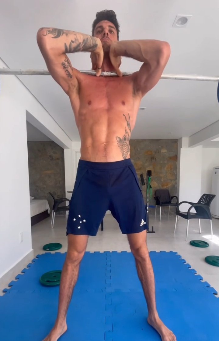 thay0523's tweet photo. O short do cruzeiro, FACU COOOOOONTEEEEEEEEE 😭 https://t.co/pjqCFrOwGq