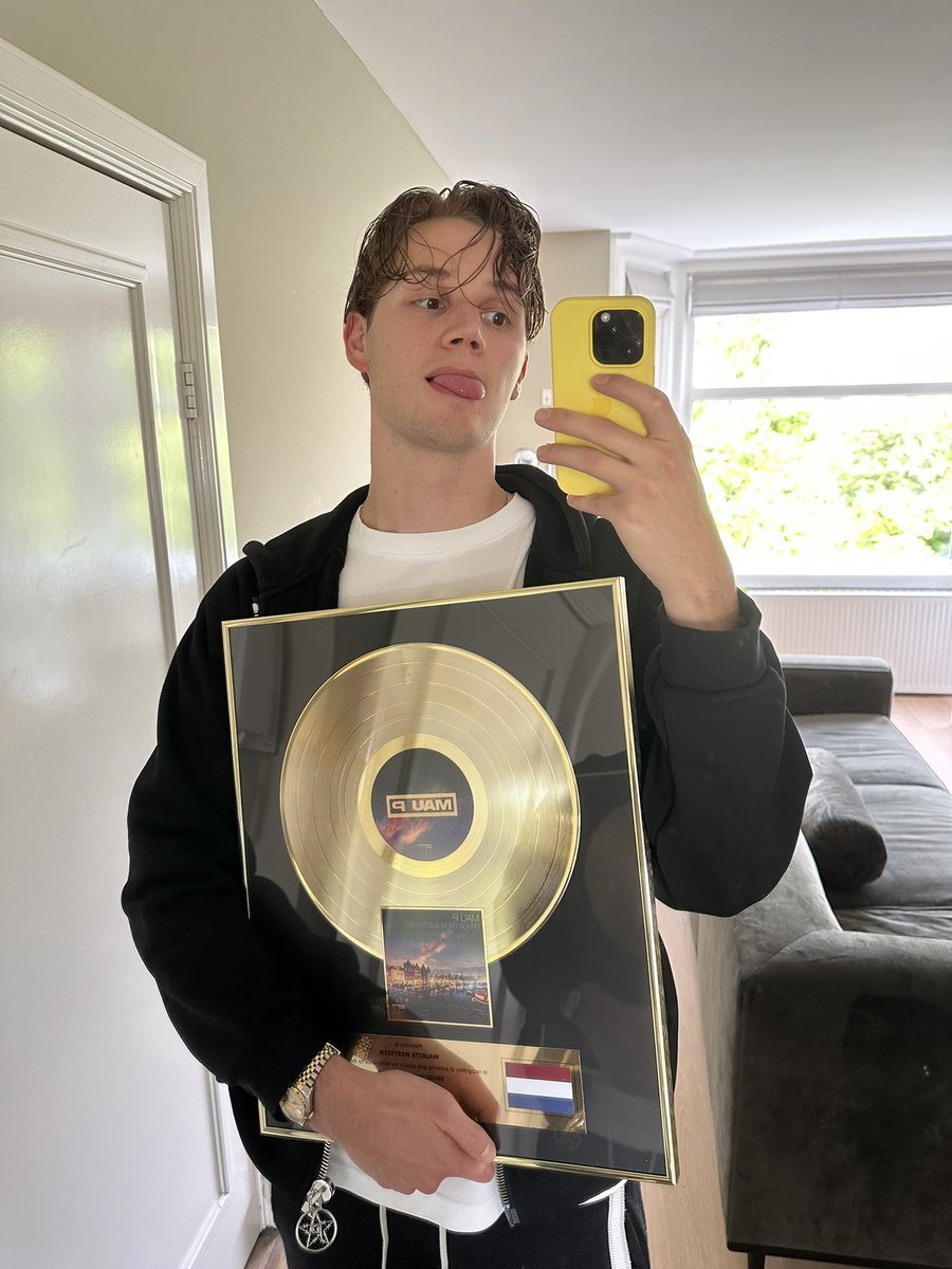 realmaup's tweet photo. told my dad i’d get us another plaque to hang next to his 🖤 https://t.co/mebXZAEwRa
