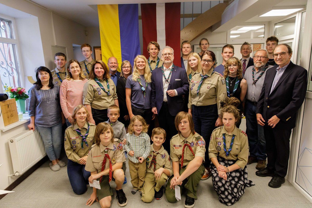 Rigas_pils's tweet photo. Valsts prezidents Egils Levits, tiekoties ar @skautiungaidas, norādīja, ka ir ļoti nozīmīgi turpināt skautu un gaidu kustību Latvijā. “Esmu lepns būt par jūsu goda prezidentu,” teica E. Levits un vēlēja sasniegt organizācijas izvirzītos mērķus.
📸 : https://t.co/28eDz3djTr https://t.co/pEEwQCuXAc