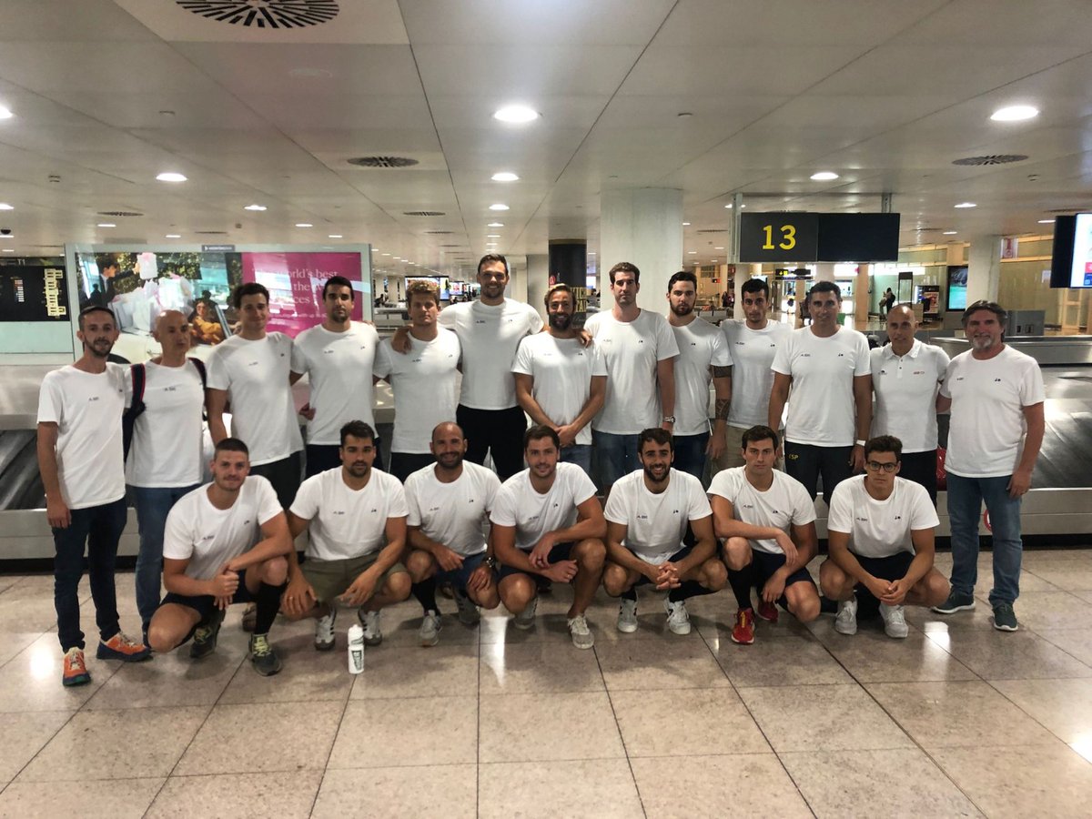 🤽‍♂️La selección española de waterpolo llega al aeropuerto de Barcelona procedente de Los Ángeles con la Copa Mundial en la maleta 🏆.

🔜 Lo próximo, el Campeonato del Mundo de Fukuoka (Japón) del 16 al 29 de julio...y lo hará con la moral por las nubes.  📸 <a href="/RFEN_Oficial/">RFEN</a>