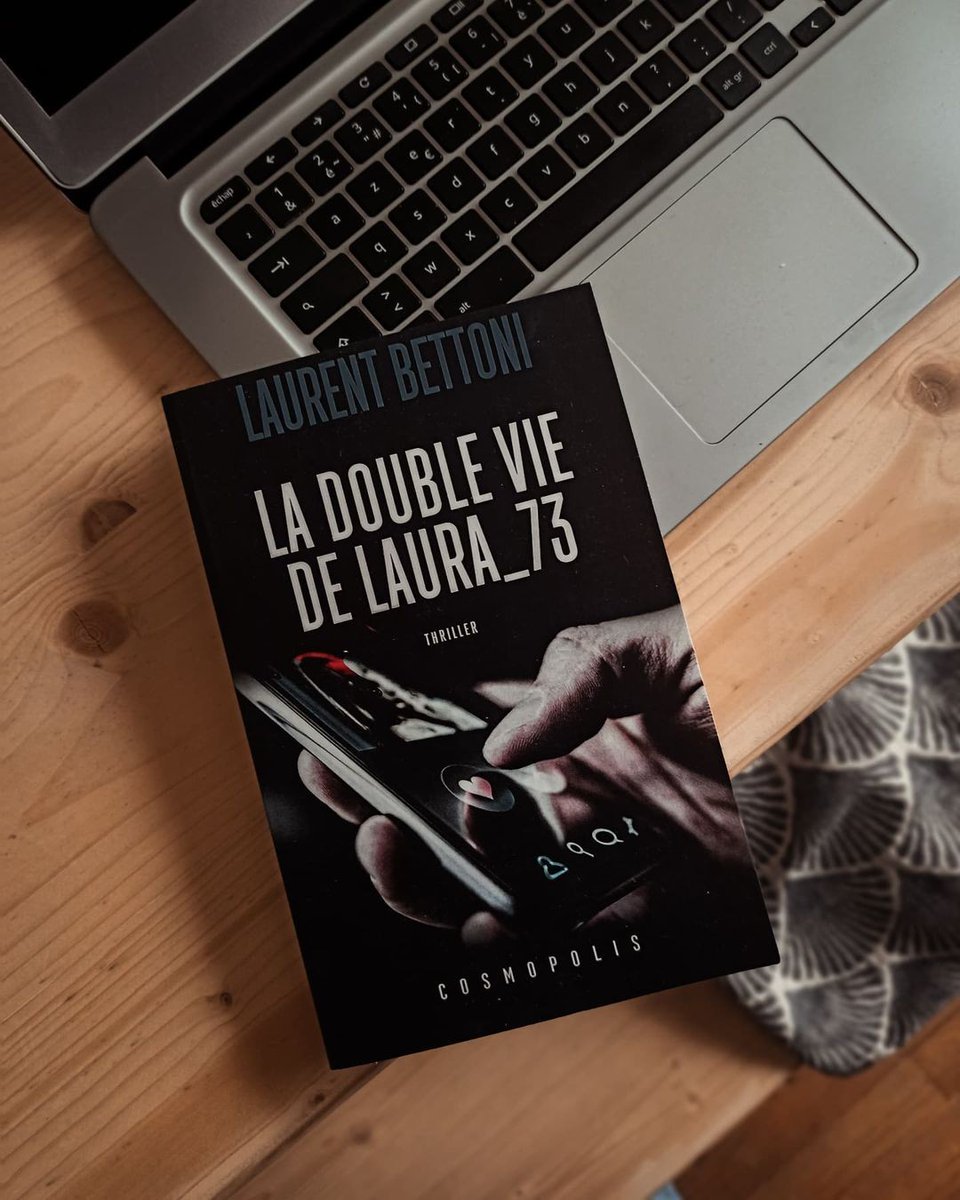 Cosmopolis_Ed's tweet photo. "Une étrange étrangeté se met en place au fur et à mesure de notre avancée. Le roman se mue en un thriller paranoïaque, parfois violent, où la tension devient intense."

@tomabooks

La double vie de Laura_73, de #LaurentBettoni maintenant disponible. https://t.co/4gSJBZLUkV
