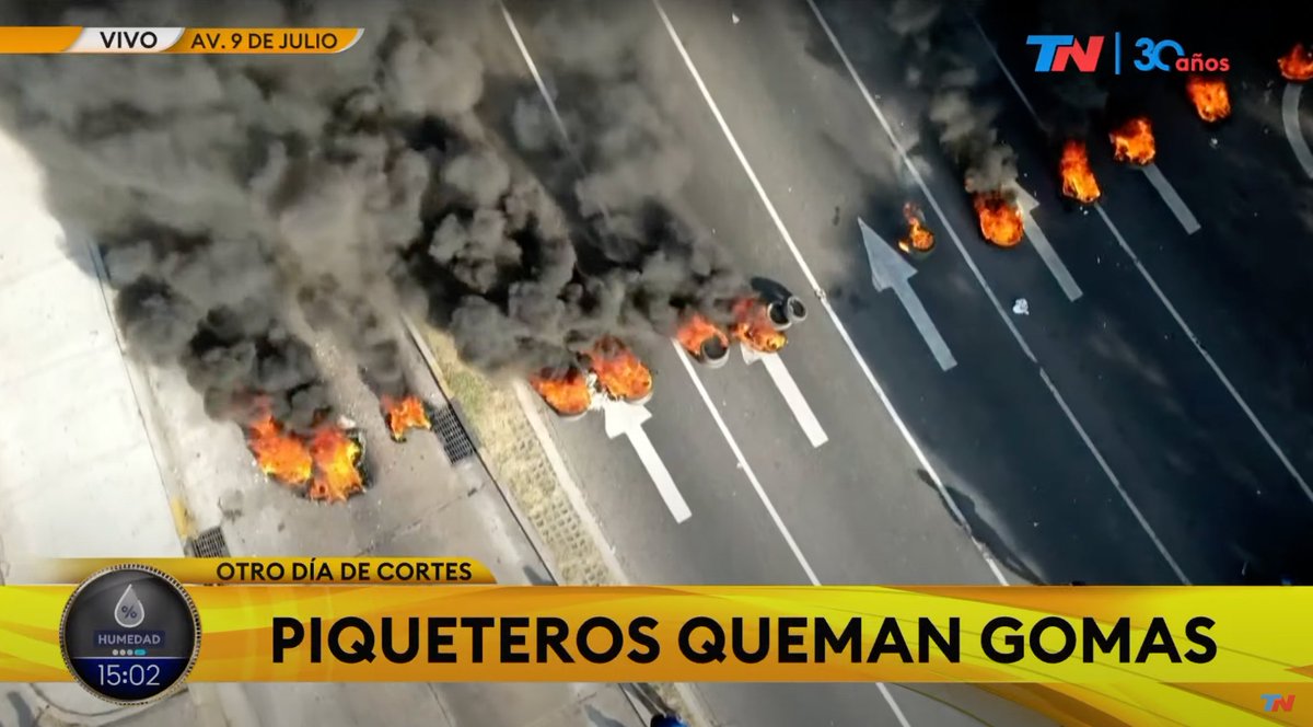 Bloquean la circulación de la principal avenida de la ciudad, queman gomas contaminando con humo tóxico y rompen el pavimento que después hay que arreglar. Además, de la mugre y otros daños. Todo normal, o "normalizado". Como nadie pone orden parece ser incluso todo legal...