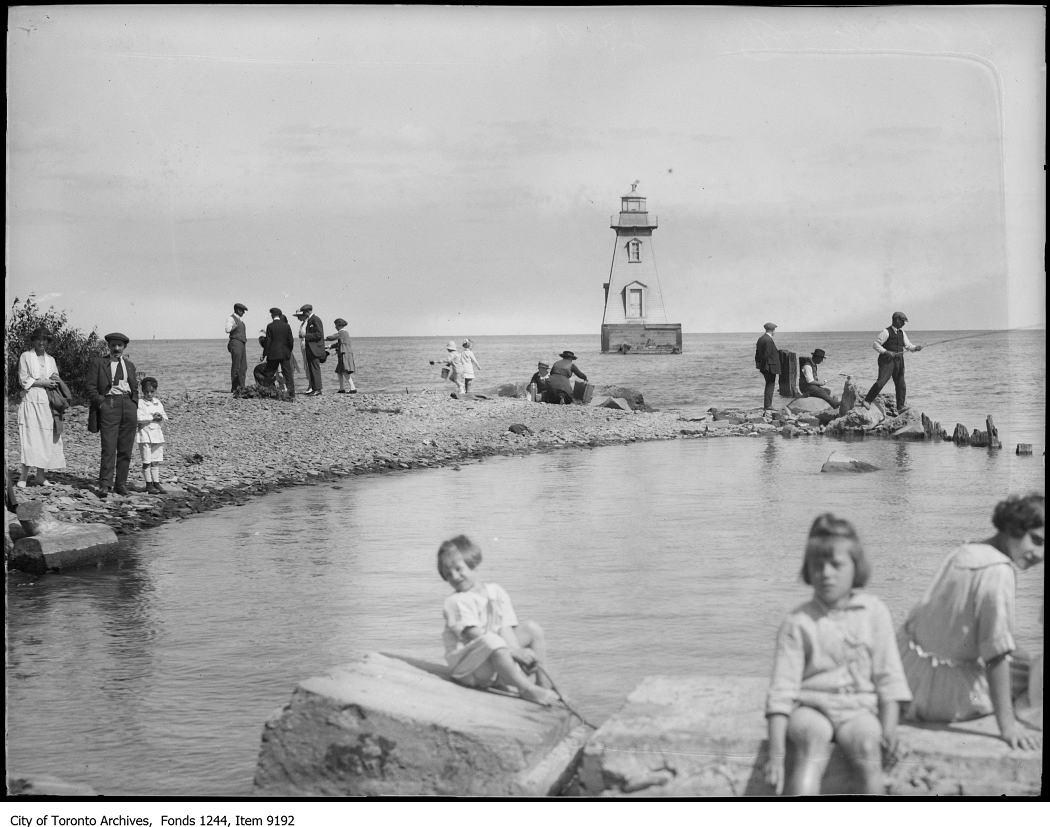 TorontoArchives's tweet photo. Summertime at Port Credit beach and lighthouse. William James photograph, circa 1920. #TorontoArchives #PortCredit #TOSummer https://t.co/BO2NU7kiyI https://t.co/a7sObE25wK