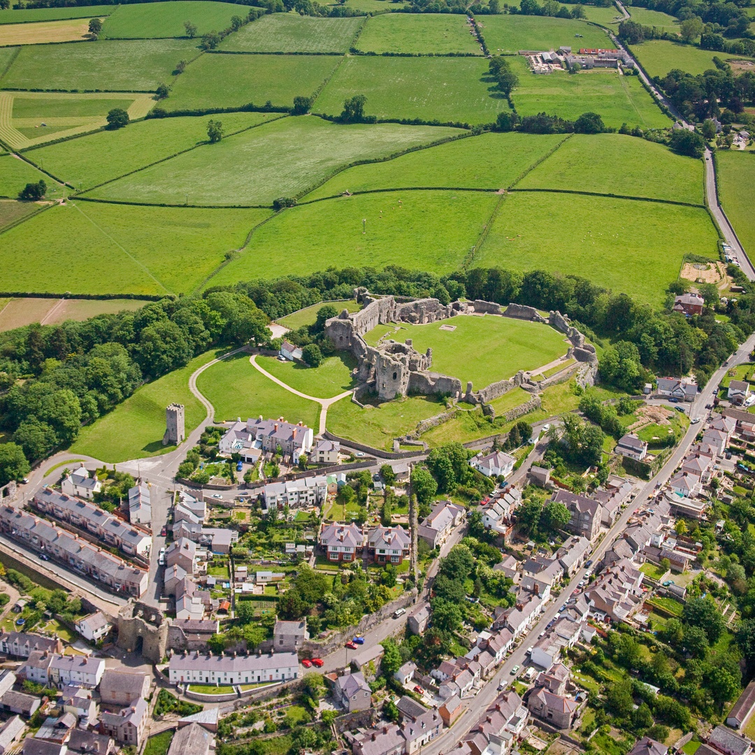 GoNorthWales's tweet image. 📍Denbigh Castle

Marvel at the impressive architecture of this fortress. Denbigh Castle is a testament to medieval engineering prowess, from its massive gatehouse to its mighty towers. The spectacular panoramic views also make this a site well worth visiting!

#Hiraethog