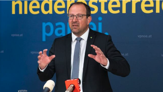 arminthurnher's tweet image. Wie sich der VPNÖ-Geschäftsführer und -Mediensprecher Bernhard #Ebner einmal öffentlich selbst erledigte. Eine Lesehilfe.
Seuchenkolumne 1041
falter.at/seuchenkolumne