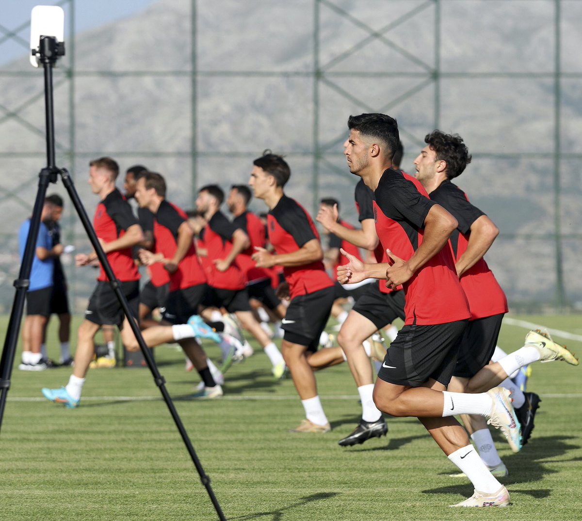 🏃🏻‍♂️ Yeni sezon öncesi birinci etap kamp çalışmaları için bugün Burdur'a giden takımımız, buradaki mesaisine başladı. İki saatlik dinlenmenin ardından futbolcularımıza Yo-Yo testleri gerçekleştirildi.

#FraportTAVAntalyaspor
#HerŞeyAntalyasporİçin