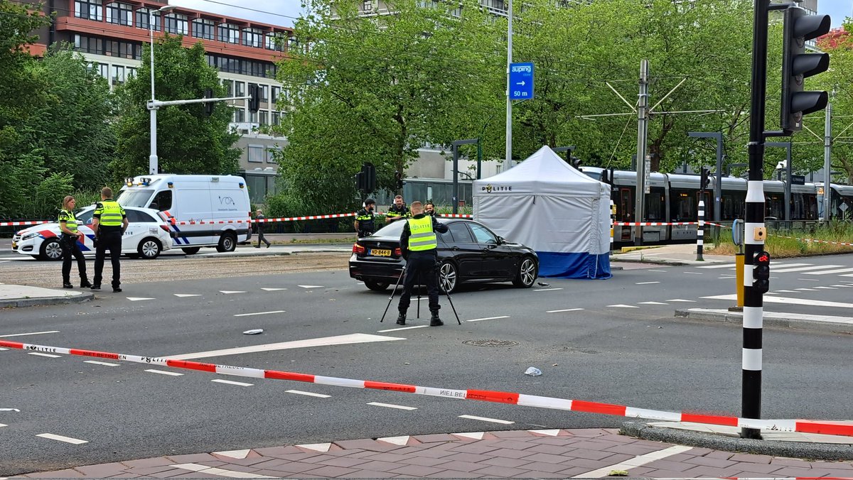 Op de Buitenveldertselaan is vanmiddag rond 17:00 een fietser aangereden door een auto. Helaas mocht hulp niet meer baten en is de persoon ter plekke overleden. De politie doet onderzoek naar de toedracht van het ongeval.