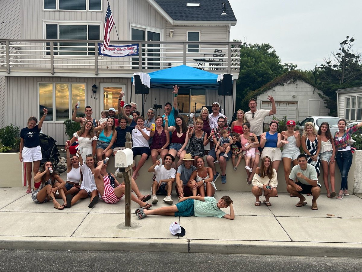 christieontech's tweet photo. Happy, safe #IndependenceDayUSA 2023 from our family to all!! 
Rock on and thank you to those in the #ArmedForces. Because of their service, we have the freedom to celebrate!!! https://t.co/tfRsSoF4HN