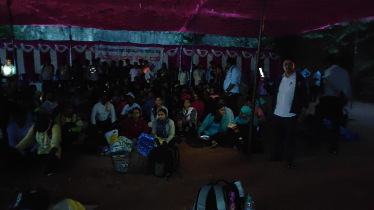 sumac6363071's tweet photo. @Madhu_Bangarapp ಕಣ್ಣೀರನ್ನು ಒರೆಸುವ ಕೆಲಸ ಮಾಡಿ ಸರ್  ಅಲ್ಲಿ ಮಳೆ ಚಳಿ ಲೆಕ್ಕಿಸದೆ ಸಣ್ಣ ಮಕ್ಕಳೊಂದಿಗೆ ಧರಣಿ ನೆಡಿಸ್ತಾ ಇದ್ದೀವಿ. ನಮ್ ಸಮಸ್ಯೆ ಬಗ್ಗೆ ಹರಿಸಿ ಸರ್ @CMofKarnataka @DKShivakumar https://t.co/jHk0V4fu7B