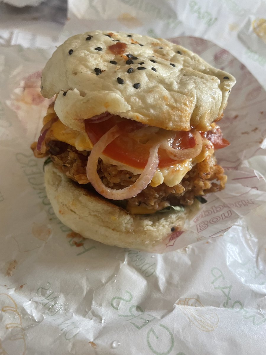 Huntersavant's tweet photo. THREAD - Les pires burgers que j’ai commandé sur uber eats https://t.co/FzBSNJsPzy