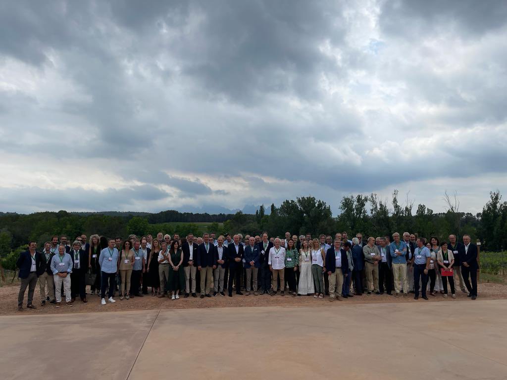 #Manresa i el #Bages és terra de vi i vinya. Avui rebem al magnífic recinte de l'<a href="/OllerdelMas/">Oller del Mas</a> els principals productors de vi d'arreu del país, en l'assemblea general de l'<a href="/avinicolacat/">AVC</a> 

Amb el conseller d'<a href="/accioclimatica/">Assemblea d'acció climàtica</a>, <a href="/dmascort/">David Mascort</a>, participem a la cloenda. Tot el suport!