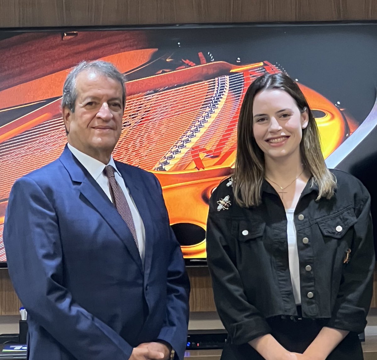 zoemartinez_05's tweet photo. Tenho a alegria de comunicar q hj em reunião com o presidente do PL, @CostaNetoPL,decidimos q sairei pré-candidata a vereadora por SP.Será uma grande honra se os paulistanos me confiarem a missão de representar o povo dessa cidade q eu tanto amo e adotei como meu lar.Meu país,SP. https://t.co/V1KNu9cHe2