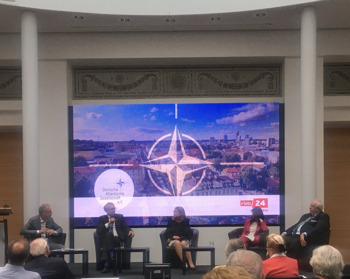 AnnKristin_S_'s tweet image. Die Potsdamer Arbeitsgruppe für Sicherheitspolitik ist zurück bei der @DAGATAGermany! Heute zur Veranstaltung "Weichenstellung in Vilnius – Der NATO-Gipfel im Zeichen der „Zeitenwende“". Von "As long as it takes" bis "Dieses 🇷🇺 ist verhandlungsfähig" ist alles dabei.
#SiPol