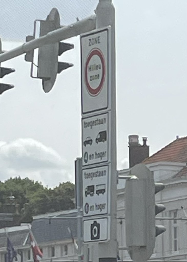 barbarapompili's tweet photo. Retour Paris après 2 jours aux #PaysBas dans le cadre de ma mission sur les #ZFE. Le gros enjeu pour eux est la mise en place, après les ZFE, de zones à zéro émissions pour la logistique en centre-ville ainsi que l’adaption du réseau électrique aux nouveaux besoins 1/2 https://t.co/OvzuUfcZGW